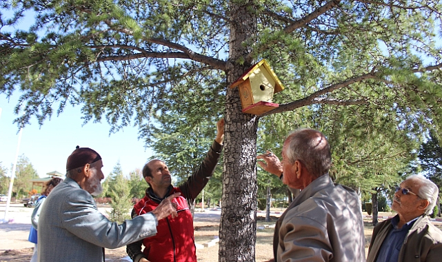 KUŞ EVLERİ HUZUREVİ SAKİNLERİYLE BİRLİKTE AĞAÇLARA YERLEŞTİRİLDİ