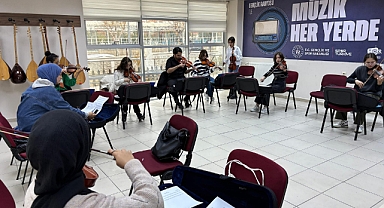 KARAMAN GENÇLİK MERKEZİ’NDE KEMAN EĞİTİMLERİ GENÇLERDEN İLGİ GÖRÜYOR