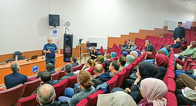 MATEMATİK TOPLULUĞU’NDAN ETKİLEYİCİ SÖYLEŞİ: KARA DELİKLERDEN EVRENİN BAŞLANGICINA