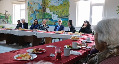 Vali Mehmet Fatih Çiçekli Ahmet Mete Huzurevi ve Yaşlı Bakım ve Rehabilitasyon Merkezi’nde kalan büyüklerle kahvaltı programında bir araya geldi.