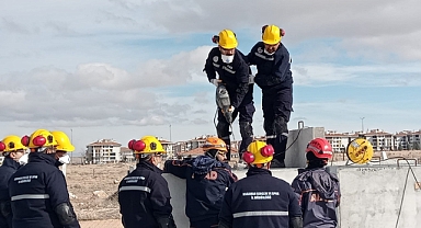 KARAMAN GENÇLİK VE SPOR İL MÜDÜRLÜĞÜ PERSONELLERİNE DEPREMDE ARAMA VE KURTARMA EĞİTİMLERİ SÜRÜYOR