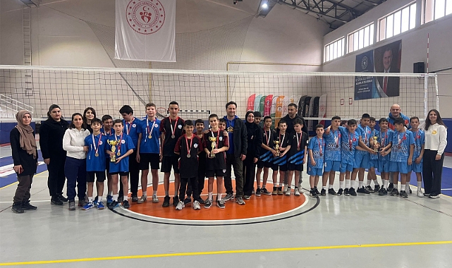 KARAMAN’DA YILDIZLAR BADMİNTON İL BİRİNCİLİĞİ MÜSABAKALARI TAMAMLANDI