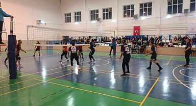 KAYMAKAMLIK VOLEYBOL TURNUVASINDA ÇEYREK FİNAL HEYECANI