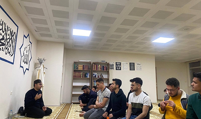 Manevî Danışman Muhittin Tezcan, GSB Yurdunda Öğrencilerle Teravih Namazı Kıldı