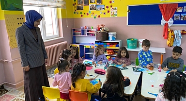 Vali Yardımcısı Çiçekli Öğretmen ve Öğrencilerle Buluştu