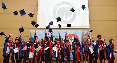 ÇOCUK ÜNİVERSİTESİ’NDEN MİNİK ÖĞRENCİLER MEZUN OLDU