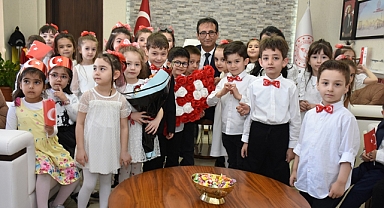 İl Müdürü Mehmet Çalışkan, 23 Nisan’da Minik Misafirlerini Ağırladı