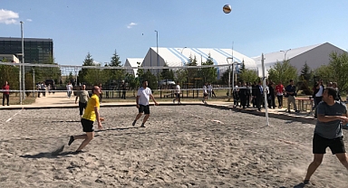 KAMPÜSTE İLK KEZ PLAJ VOLEYBOLU HEYECANI