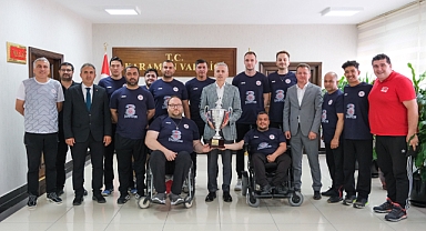 Oturarak Voleybol Türkiye Şampiyonu Özel İdare Spor Kulübü, Vali Çiçekli Tarafından Ödüllendirildi