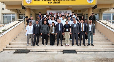 TOBB Fen Lisesi Öğrencileri Bilimsel Projelerini TÜBİTAK 4006 Bilim Fuarı’nda Tanıttı