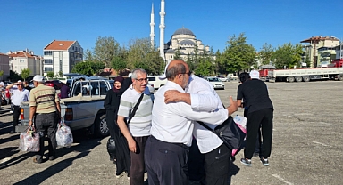 Karamanlı Hacılar Yurda Döndü: İmam-ı Azam Camii’nde Duygusal Karşılama