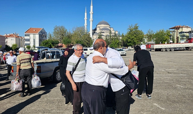 Karamanlı Hacılar Yurda Döndü: İmam-ı Azam Camii’nde Duygusal Karşılama