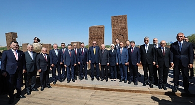 Cumhurbaşkanı Erdoğan, Ahlat Selçuklu Meydan Mezarlığı’nı Ziyaret Etti