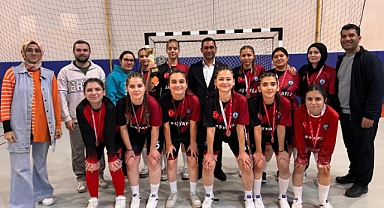 MEHMET AKİF ERSOY Ç.P.A.L. KIZ FUTSAL TAKIMI KARAMAN’DA ÜÇÜNCÜ OLDU