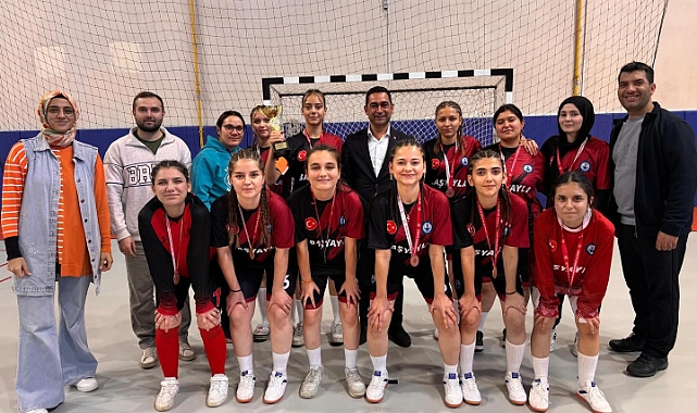 MEHMET AKİF ERSOY Ç.P.A.L. KIZ FUTSAL TAKIMI KARAMAN’DA ÜÇÜNCÜ OLDU