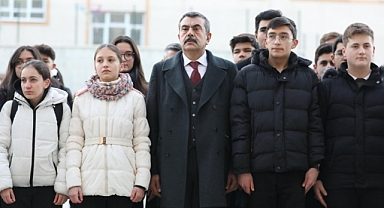 Deprem Şehitleri Tüm Okullarda Saygı Duruşu ile Anılacak