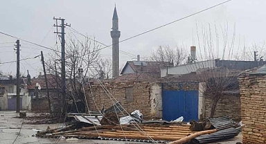 Kuvvetli Rüzgâr ve Fırtına Yıktı Geçti