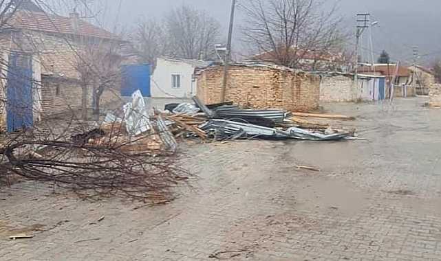 Kuvvetli Rüzgâr ve Fırtına Yıktı Geçti