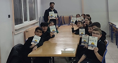“Okuyan Gençlik” Projesi Kapsamında Öğrencilere “Kudüslü Ömer” Kitabı Takdim Edildi