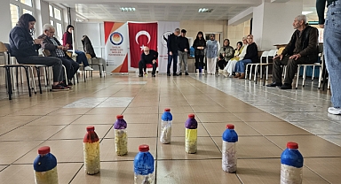 Gençler ve Huzurevi Sakinleri Atık Ürünlerle Bowling Oynadı