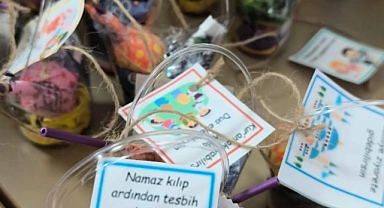 Karaman’da Teravihe Gelen Çocuklara Sürpriz Hediye