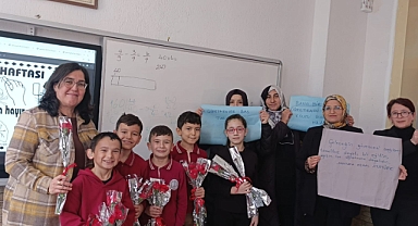 Karaman’da Velilerden Öğretmenlere Karanfilli Destek: “Öğretmene Şiddete Hayır”