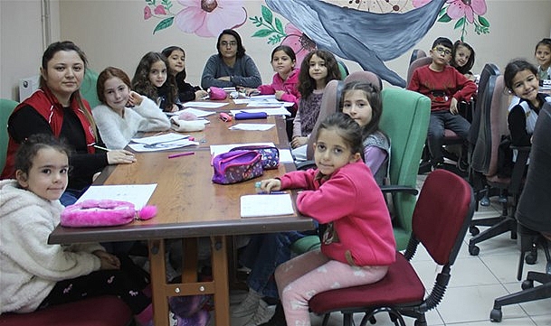 Karaman Gençlik Merkezi’nde Karakalem Atölyesi Gençlerin Hayal Dünyasını Renklendiriyor