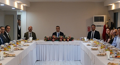 Vali Çiçek’ten Doktorlara Başarı Belgesi ve Teşekkür