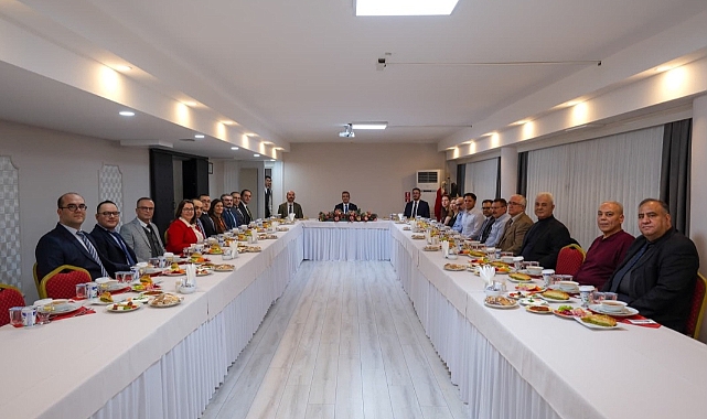 Vali Çiçek’ten Doktorlara Başarı Belgesi ve Teşekkür