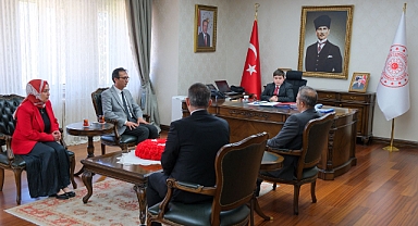 23 Nisan’da Makam Miniklere Emanet Edildi