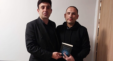 Ahmet Tonbul’dan “Yılın Okuru” Ahmet Çetinkaya’ya Tebrik ve Kitap Hediyesi