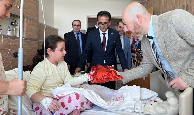 Hastanede Tedavi Gören Çocuklara 23 Nisan Sürprizi