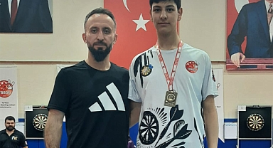 Karamanlı dartçı Enes Malik Akgöz’den çifte başarı