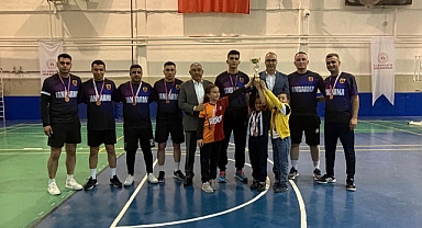 Kazımkarabekir’de Voleybol Turnuvası Tamamlandı: Şampiyon Belediye Takımı Oldu