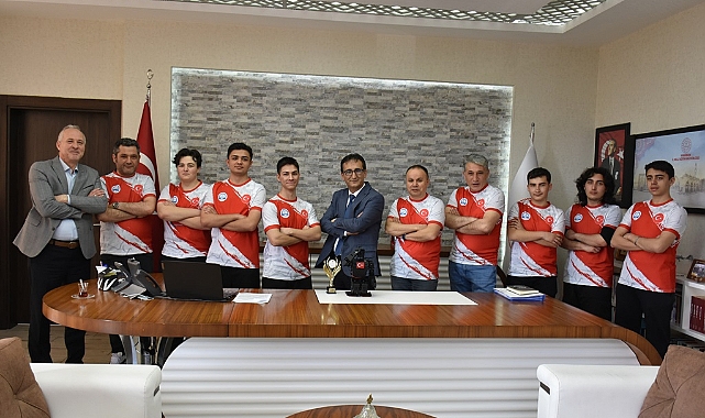 Türk Gençleri Yunanistan'da Destan Yazdı: Karamanlı Öğrenciler, Robot Yarışmasında Dünya Şampiyonu Oldu!