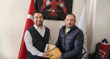 Yılın Okuruna, Kütüphane Kurucusu Avukattan Özel Kitap Hediyesi