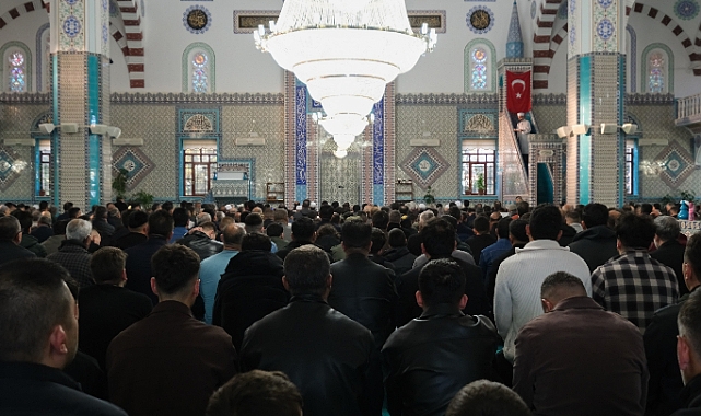 Bayram Namazı Sonrası Protokol ve Vatandaşlar Bayramlaştı