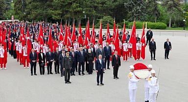 Gençlik ve Spor Bakanlığı Heyeti 19 Mayıs’ta Anıtkabir’i Ziyaret Etti