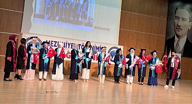 Karamanoğlu Mehmetbey Üniversitesi'de Örnek Başarı: 3 Çocuk Annesi Mukaddes Baldır Bölüm Birincisi Oldu