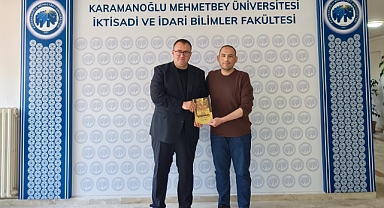 KMÜ Dekanı Prof. Dr. Sefa Usta’dan “Yılın Okuru” Ahmet Çetinkaya’ya Tebrik ve Kitap Hediye