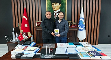 Sefa Lök’ten “Yılın Okuru” Çetinkaya’ya Tebrik ve Kitap Ödülü