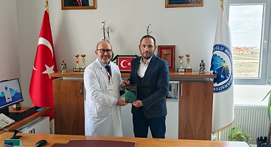 “Yılın Okuru” Ahmet Çetinkaya’ya Dekan Ali Şahin’den Tebrik ve Kitap Hediyesi