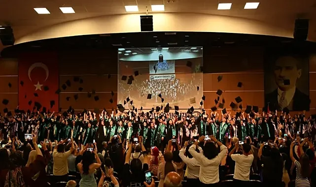 KMÜ Edebiyat Fakültesi Mezunlarını Coşkuyla Uğurladı