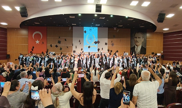 KMÜ İktisadi ve İdari Bilimler Fakültesinde Mezuniyet Coşkusu