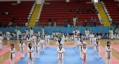 Karaman'da Siyah Kuşak Heyecanı: Yaklaşık 600 Sporcu Terfi Sınavına Katıldı