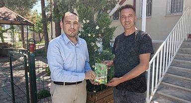 “Yılın Okuru” Ahmet Çetinkaya’ya Hasan Uçar’dan Anlamlı Tebrik ve Kitap Hediyesi