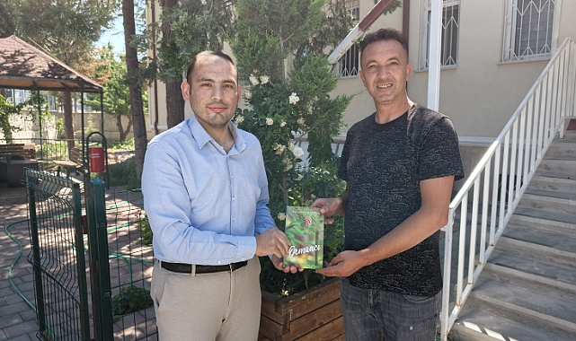 “Yılın Okuru” Ahmet Çetinkaya’ya Hasan Uçar’dan Anlamlı Tebrik ve Kitap Hediyesi